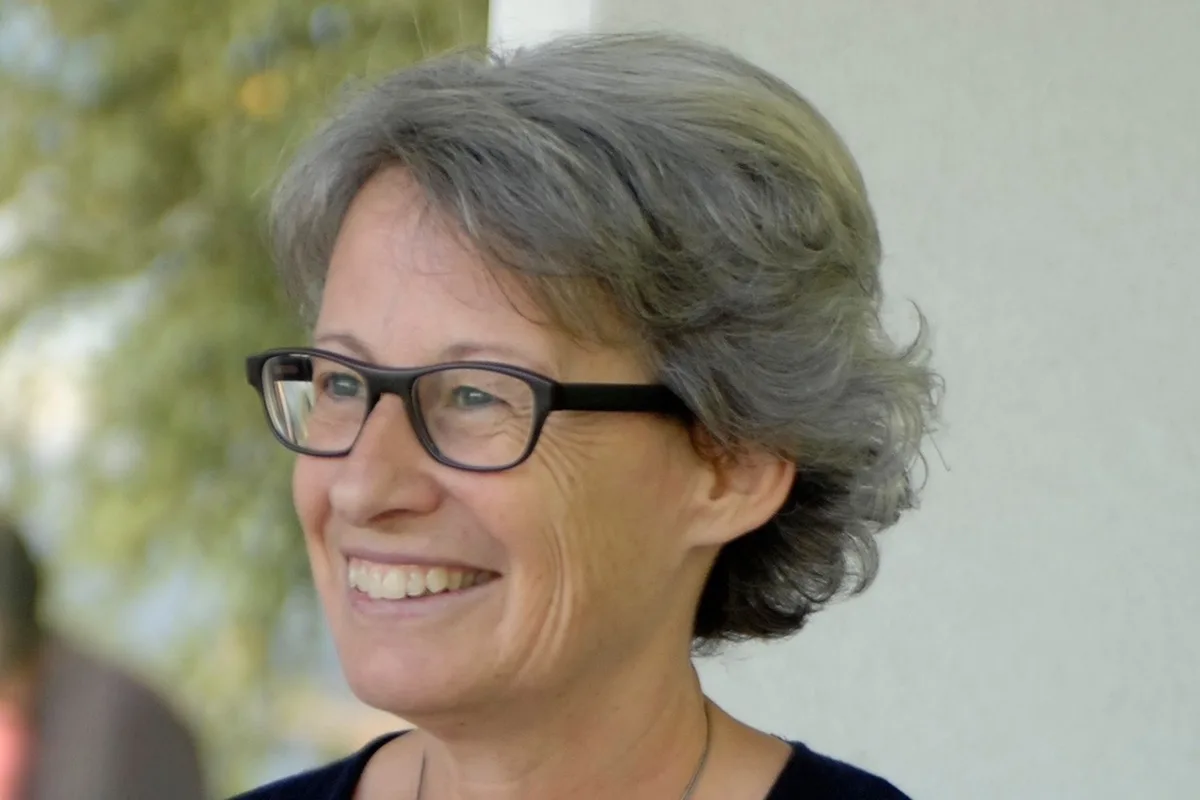 Renate Ruckstuhl, die in die Kamera lacht.